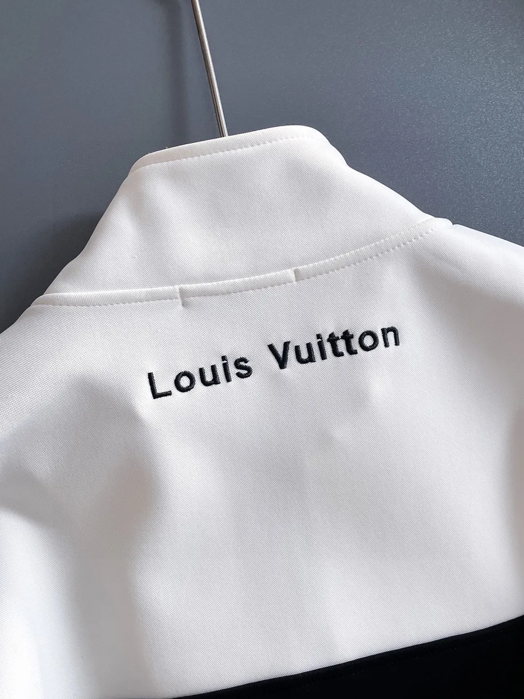 🅿️720 LV hot-selling suit is coming. Focus on the original version of the official website. 2025 new hot-selling cardigan suit. The original order is the best. 🇭🇰The meticulous work of top designers. It has a fitting and perfect upper body effect. All-natural high-quality Tencel Roman cotton 100%, close-fitting comfort, noble and elegant! Original hardware embodies elegance and nobility! Counter size: M-3XL (maximum wear up to 190 pounds)